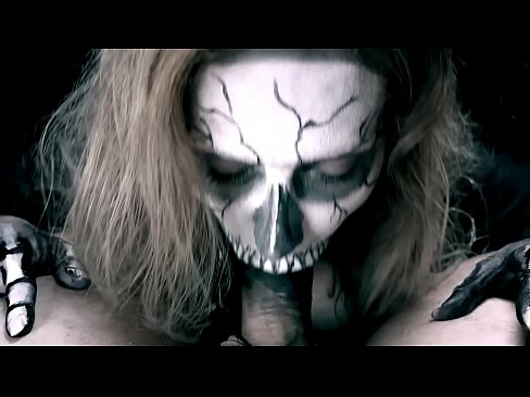 ❤️ Demon djevojka siše kurac svojim crnim ustima i guta spermu. Porno kod nas ❌️❤